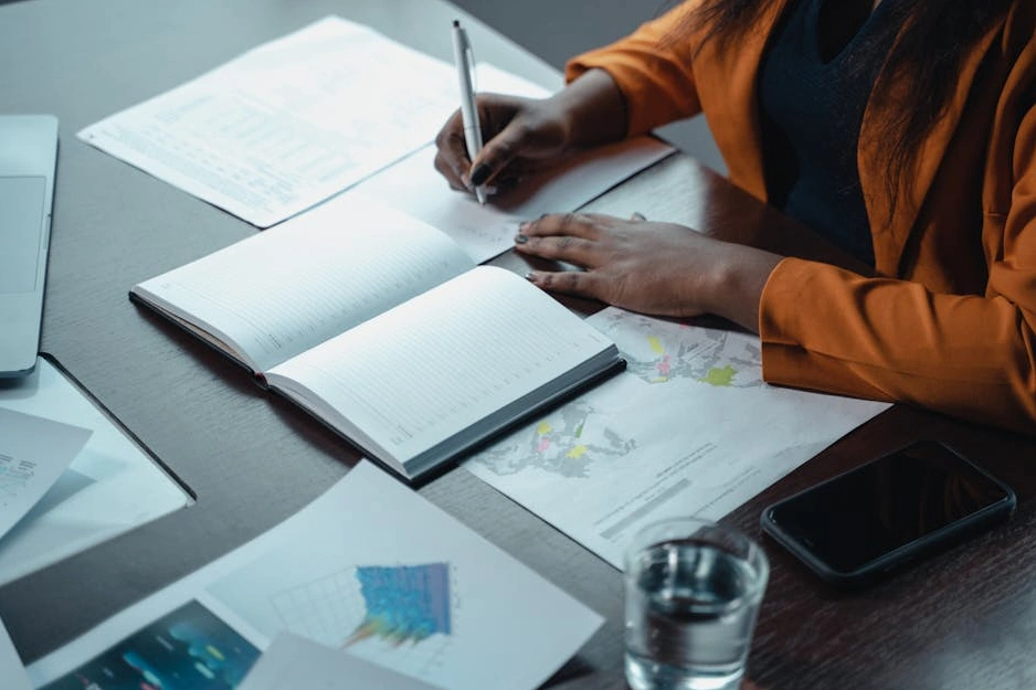 Jan Novák při koučovací session s klientem v moderní kanceláři.